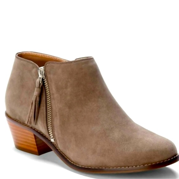 Vionic Shoes - 🍂NEW IN BOX Vionic Serena Ankle Boots. Greige. Size: 6